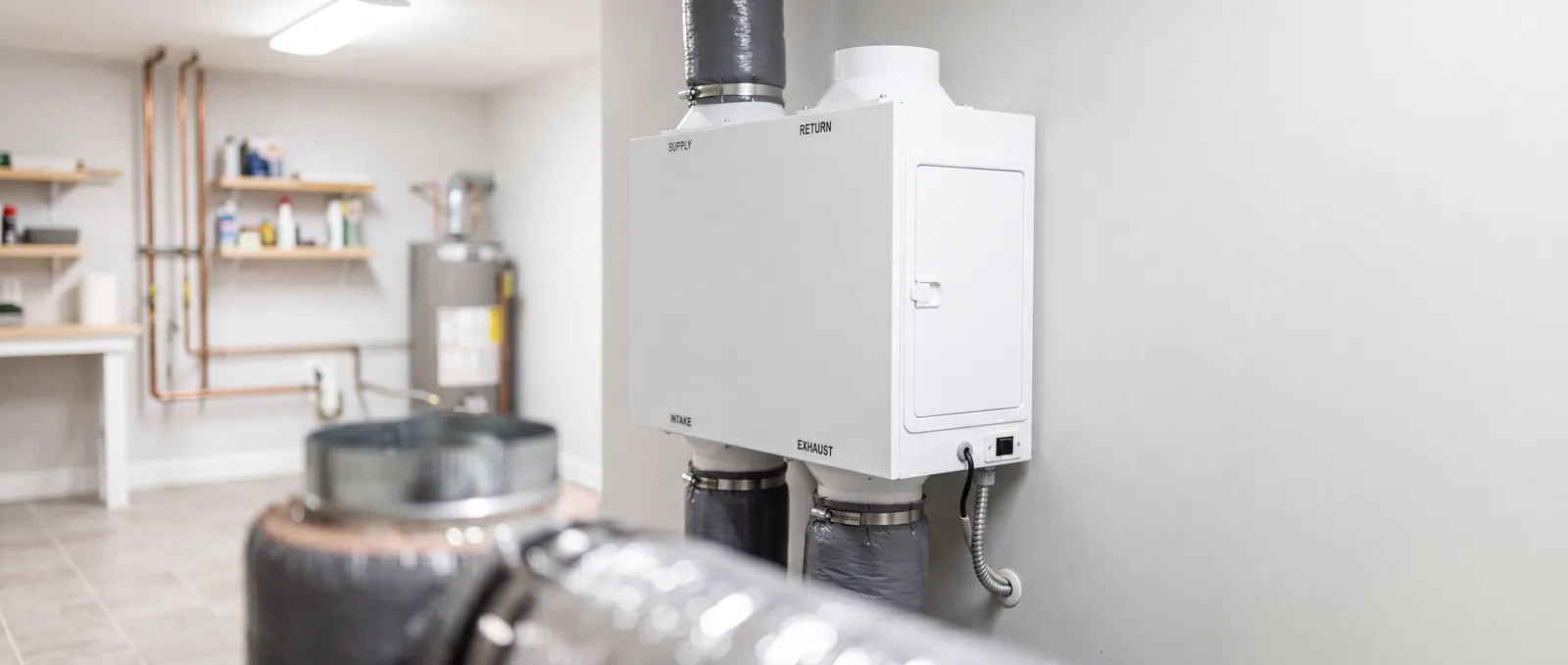 Ett FTX-aggregat installerat med kanaler i ett hus i Örebro
