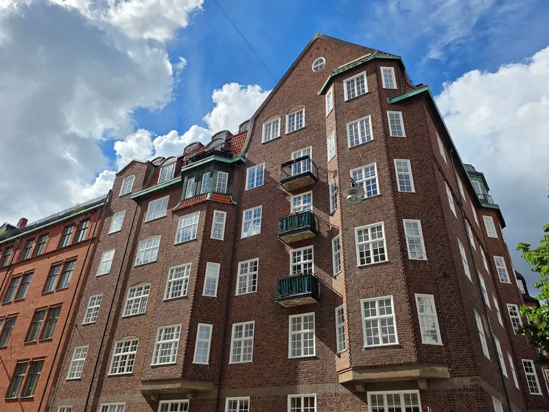 Ett flerbostadshus i tegel från den tid då blåbetong användes